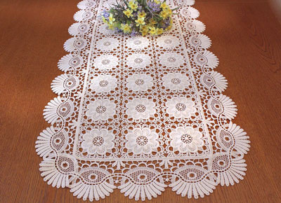 Lace runner coquilles